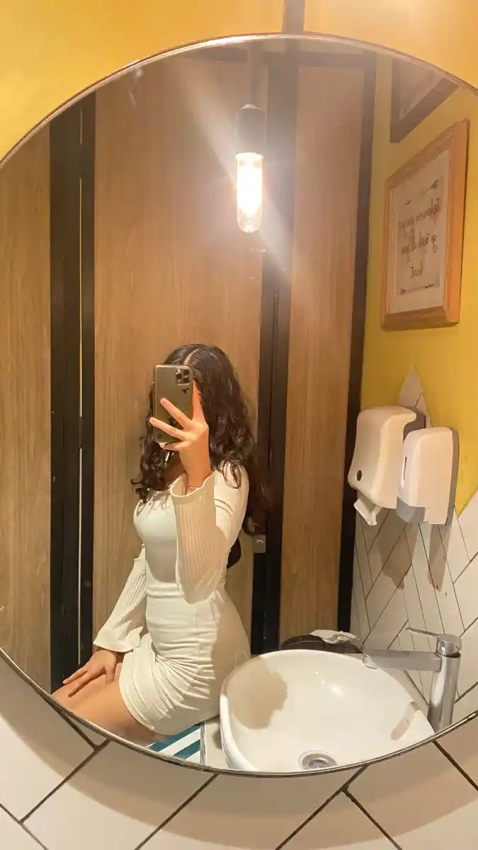 girls-hide-face-pic