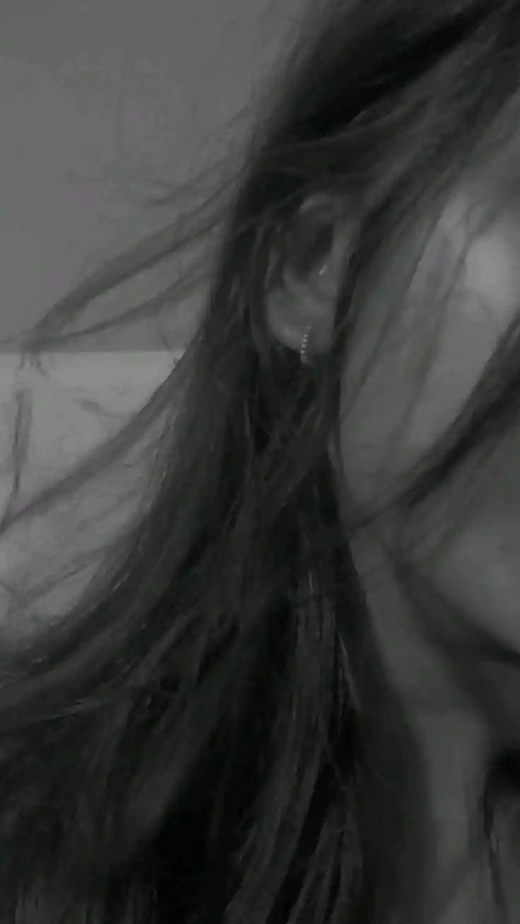girls-hide-face-pic