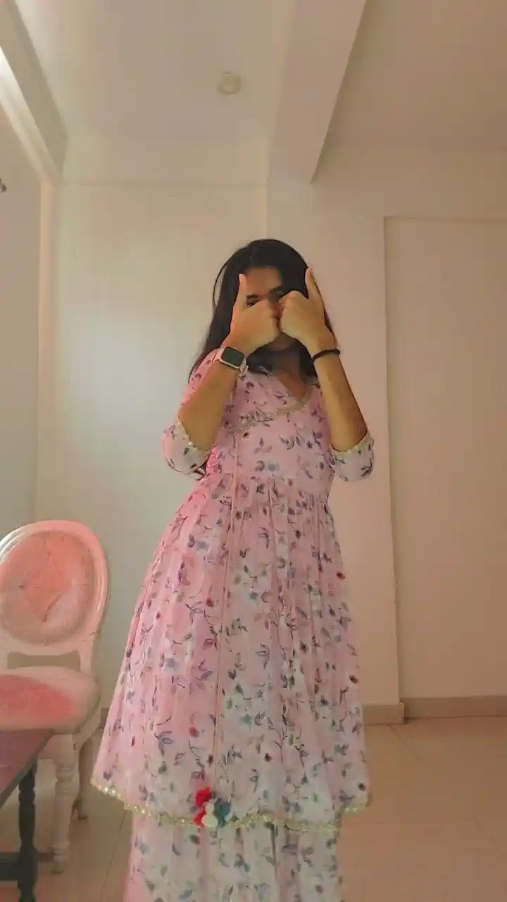 girls-hide-face-pic