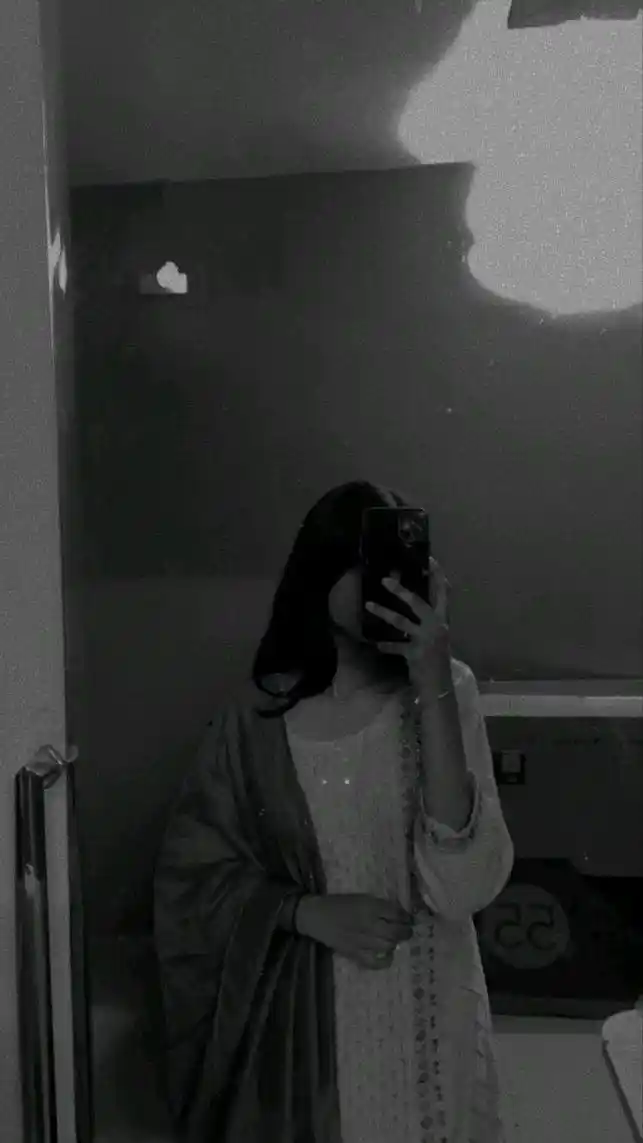girls-hide-face-pic
