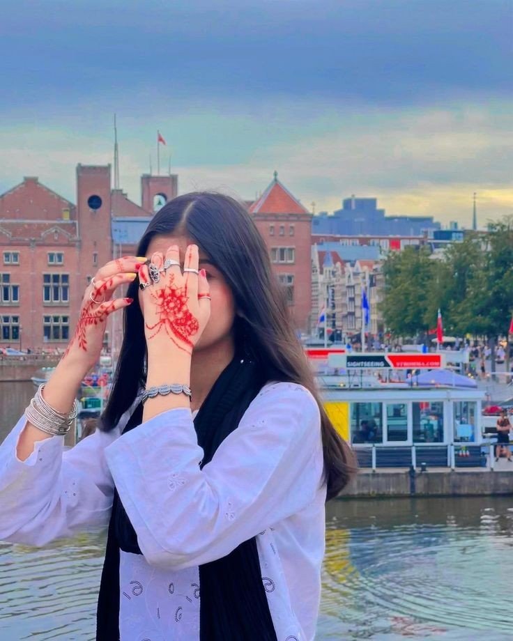 stylish-girl-pic-with-attitude-hidden-face
