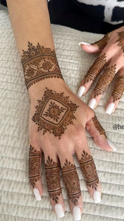 mehndi designs back hand